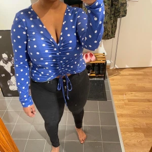 Topp köpt på Nelly. 🌸 -  Gott skick men används för lite. Strl L. 90 kr + frakt tillkommer