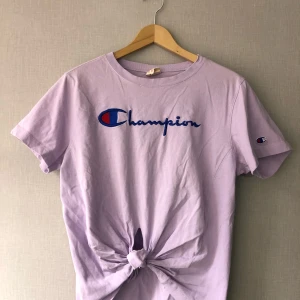 En lila t-shirt från Champion - En lila t-shirt från Champion  Varumärke : Champion  Storlek : L