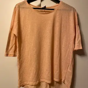 En aprikos färgad tröja. Säljes för 20kr, frakt tillkommer.✨💖