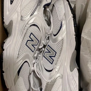 New Balance 530 - Intressekoll på mina helt nya new balance 530 stl 40. Passar mig med stl 39. Buda i kommentarerna 