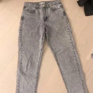 Snygga jeans  - Ett par jätte snygga jeans som sitter jätte fint och nästan aldrig använt, st 36 och ser ut som nya 