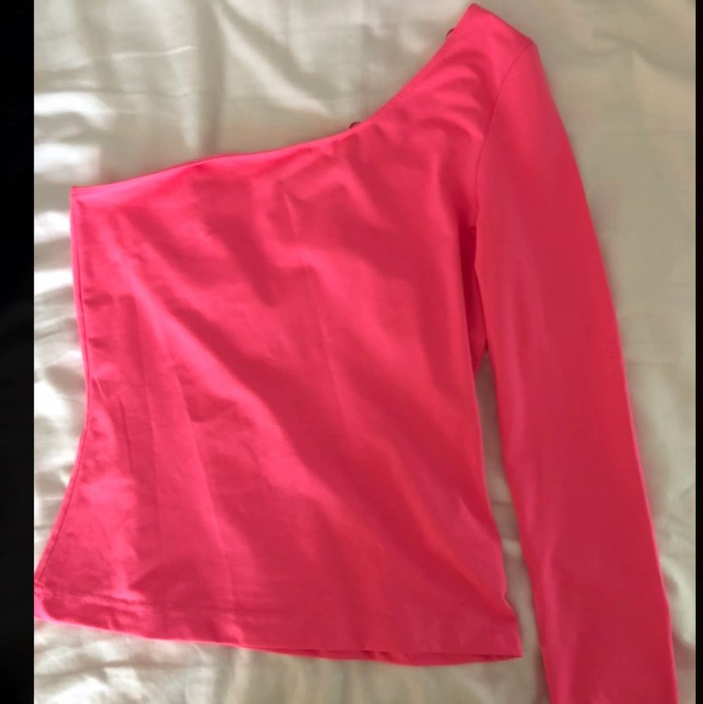 Super cool one shoulder tröja i neon rosa! Finns ingen mer perfekt fest topp💓🍸 endast använd 1 gång då den inte riktigt är min stil😢 säljer för 85kr med gratis frakt!!!. Toppar.