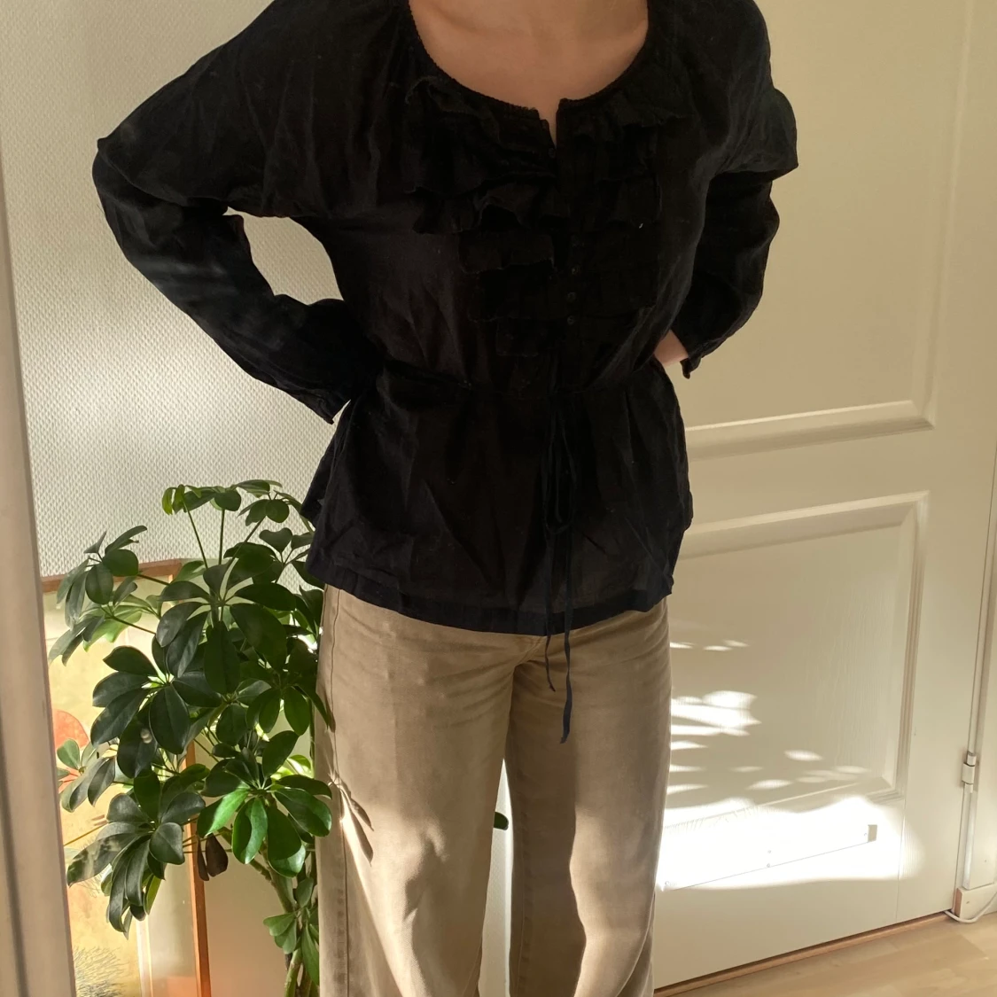 Svart blus med volanger och knytning - 90