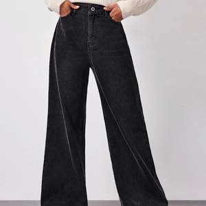 Skit snygga vida jeans i storlek XS men passar S bra. Sitter sååå bra bak och är en snygg mörkgrå färg. Köparen står för frakt 🤍🤍 Säljer då de är lite för stora