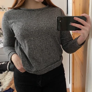 Tröja HM - Väldigt fin och stilren tröja från HM. Använd men väldigt fint skick ändå