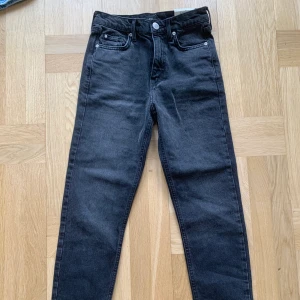 Svarta/gråa jeans river island  - Svarta/gråa jeans från River Island i modellen Brooke. Storlek 32. Ställ gärna frågor om passform, fler bilder mm. Kan mötas upp i Stockholm eller skicka. Aldrig använda, lappen är kvar. Pris kan möjligtvis diskuteras. 