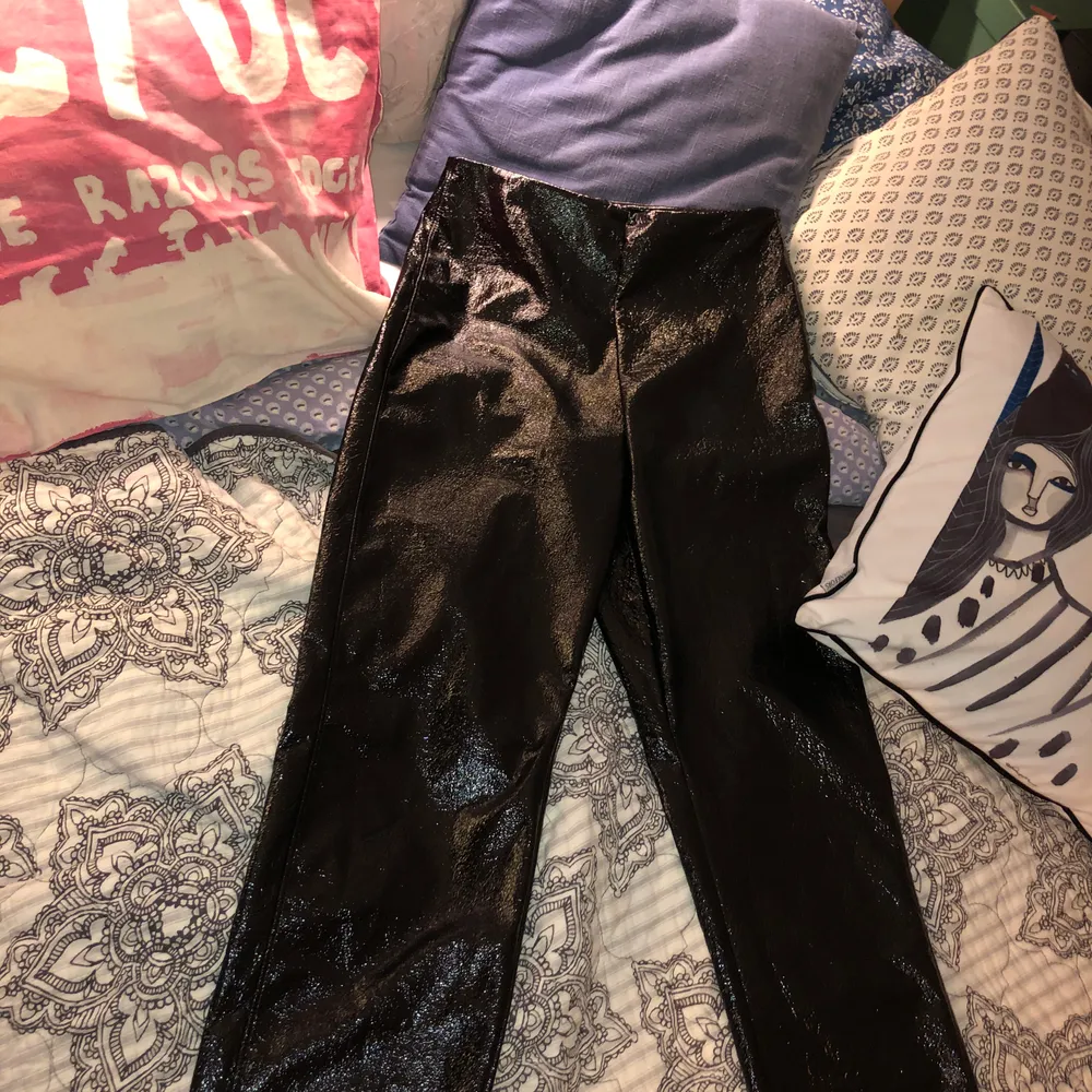 Superfina byxor från Gina använda ca 2 gånger och är i skick som nya. Jag är 170 lång och de är på gränsen till för korta för min smak :) skriv för mer bilder, köparen står för frakten💕. Jeans & Byxor.