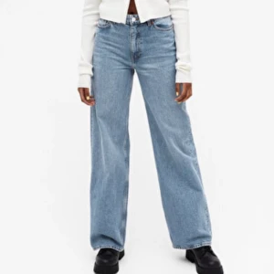 Monki Yoko jeans, wide leg - Vida jeans från Monki i modellen Yoko, färgen mid Blue. Storlek: 29