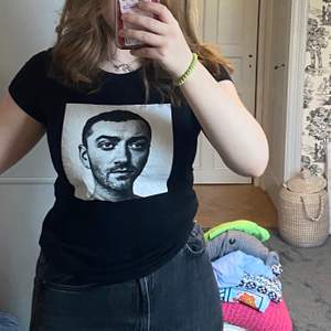Sam smith the thrill of it all t-shirt bought at concert in 2018. Not used as I had forgotten I had it. Fits small (xs) but works on s as well. Price negotiable if quick (original price 400kr)
