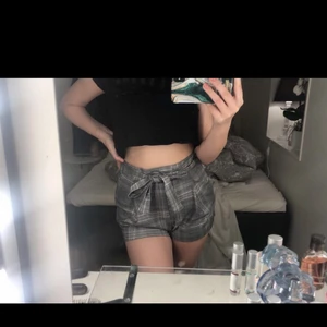 Shorts  - Säljer dessa as fina shortsen ifrån h&m. Inga slitningar eller något. Jätte bra kvalite och är i storlek XS men passar som S också. Köpte de för 250kr men säljer de för 100kr 