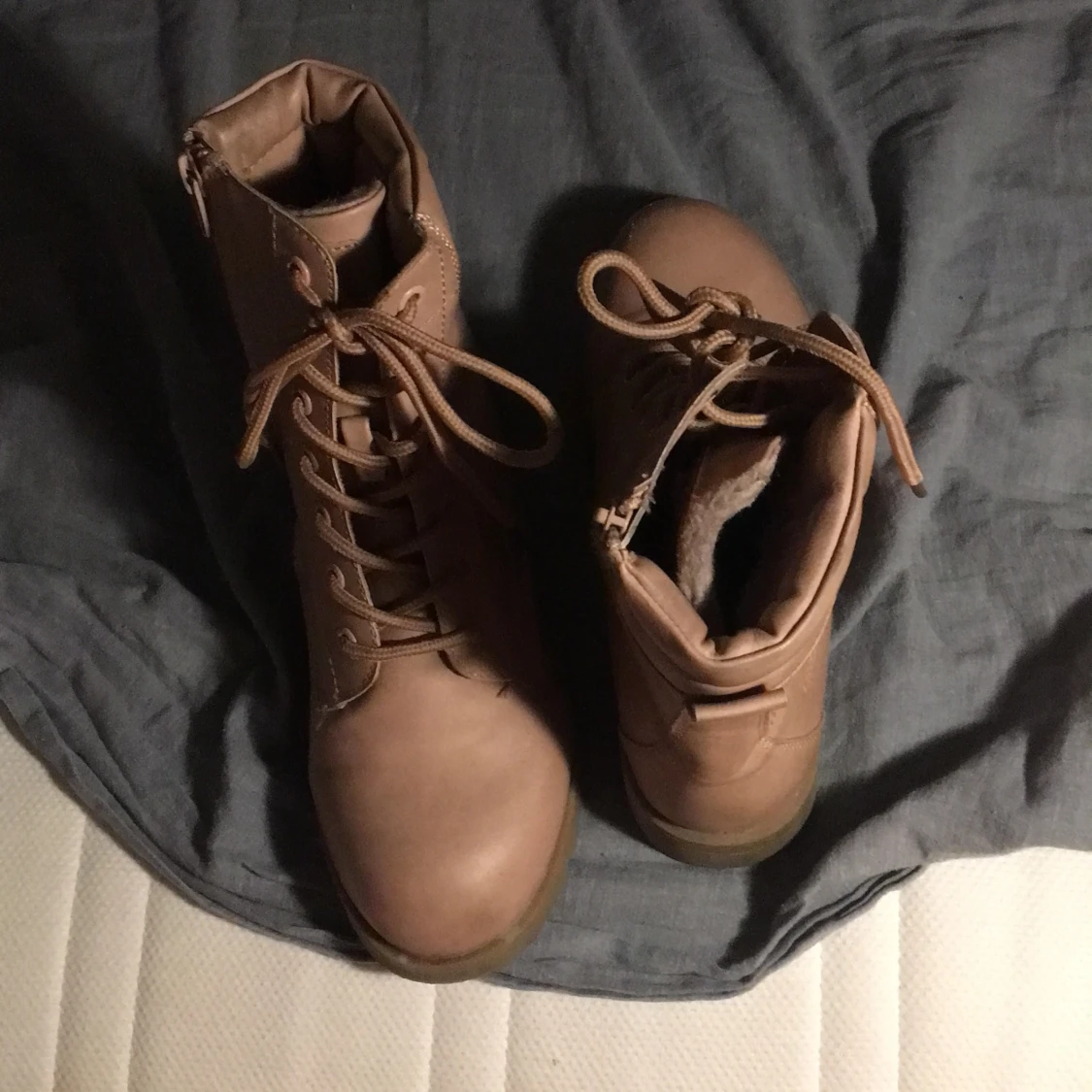 Ett par smuts rosa vinter skor från LINEAR