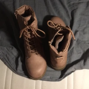 Ett par smuts rosa vinter skor från LINEAR - Kommer inte ihåg orginalpriset. Vid frågor skriv till mig🤩👍🏻