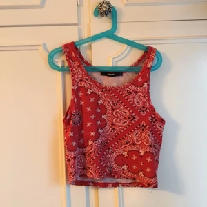 Linne - Linne från BikBok, storlek S. Köparen står för frakt. Vid fler intresserade gäller bud.