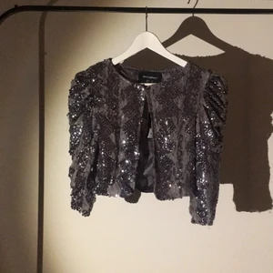  - Snygg jacka/kavaj i paljett, köpt i London! Säljes billigt, 30kr+frakt⭐️⭐️⭐️