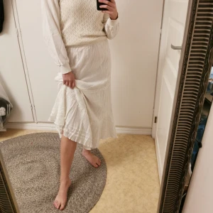 Vintage bohemisk kjol - Lång vit kjol med spets och volangdetaljer. Vintage. Står storlek 16 i men skulle säga att den passar 36-40?