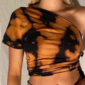 One shoulder cut out tee  - Här är ett plagg som har fått ett nytt liv! Ett miljövänligare alternativ för dig som kund & som har ett extra öga för kläder💕 Hör av dig till oss vid intresse eller frågor.                                                                                                     Köparen står för frakten:) 