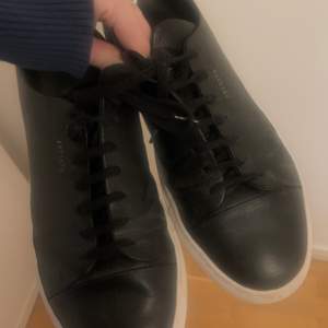 Ett par skor från märket Arigato i modellen clean 90 i svart läder. Knappt använda och därför i väldigt bra skick! Kostar 1800 kr nya