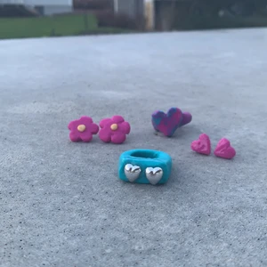 Ler smycken  - Ler ringar och ler örhängen, lägsta bud 10kr/styck och köparen står för frakt❤️ Fråga gärna mer i dm eller i kommentarerna då kan det framkomma special erbjudanden😍 Hör gärna av er om storlek då det kan skifta beroende på vilken ring!