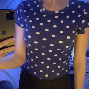 Prickig blå t-shirt  - Super skön att ha på sig. 