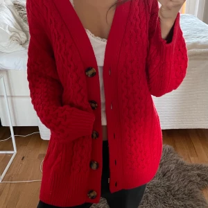 Kofta - Jättemysig tröja i färgen röd. I storlek XS, men större i storleken. Bra material och knappt använd, helt i nyskick. ❤️ går också bra att frakta, dock osäker på priset antingen 72 eller 96