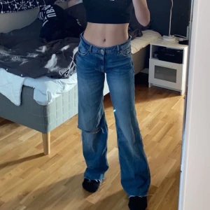 zara jeans - 90’s jeans från zara i modellen ”mid rise”. Säljer då de är för stora på mig. Vid intresse, skriv privat💞 