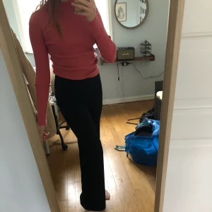 Mysig varm tröja - Världens skönaste mysigaste tröja, tjock superhäftigt material❤️  Från bilbok, väldigt stretchig så funkar från xs-m.