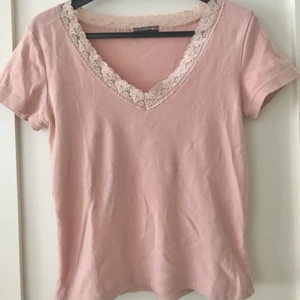 Ljusrosa tröja - Supersöt ljusrosa tröja med spets💕 Endast använd ett fåtal gånger