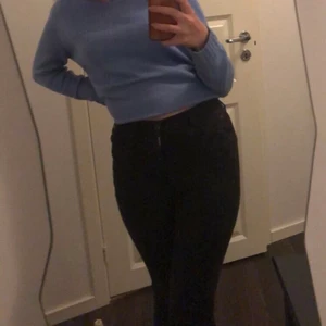 Blå stickad tröja  - En jätte fin blå stickad tröja, endast använd ett fåtal gånger, inprincip som ny.