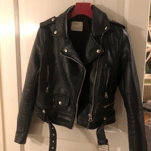Skinnjacka från bershka - Superfin skinnjacka! Perfekt till våren🥰