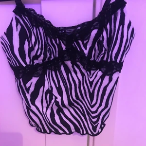 Zebra linne  - INTRESSE KOLL!!                                    Från shein. Säljer pga för stor för mig. Banden går att justera. Den är vit och svart. Budgivning i kommentarerna. Ledande bud: 100kr+22kr frakt (Liv)