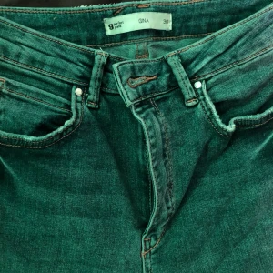 Blåa skinnyjeans - Aldrig använda! Sitter slim fit, dem är highwaist! Jätte stretchiga och sköna. Nypris 500kr 