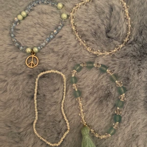 Armband - Handgjorda. Jag säljar de för 40 bara. 