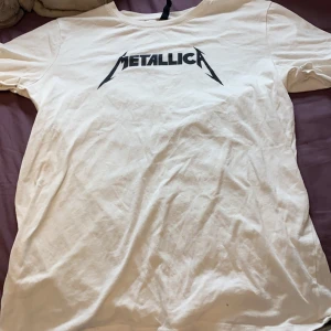 Metallica tröja - Fin vit Metallica tröja, bra skick💖