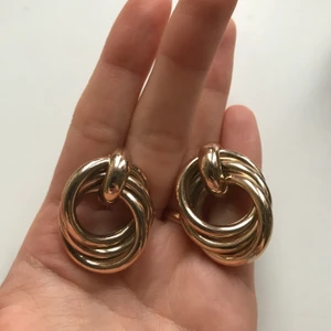 Örhängen - Jättefina örhängen!!! Köpta på & other stories för 2 år sen så finns inte kvar ✨✨✨