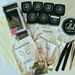 Fransförlängnings kit (pris går diskuteras) - Burkarna är singels i d&c böjar, olika längder samt tjocklek 1,5-2mm. Samma med volym fast tjocklek 0,07-0,05mm (finns även megavolym fans som är premade) ev. Limm & mer pincetten. Info DM eller insta "Lashismorebybecca"