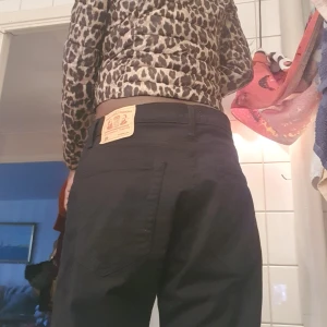 Boy to girl buggy byxa. - Säljer den söt och trending boy to girl buggy eller straight legs unique  svårt jeans som är buggy.har varit användade en dag. Mycket I bra skick och jätte stylig. Passar stk 32_34 .den är stor på mig. NY pris 1899.Säljer den for 500.Passar till båda kön eftersom den är till pojke och jag användade den