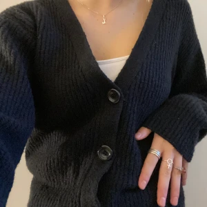 Svart jättemysig kofta  - Jätte mjuk kofta i superbra skick! Knappt använd! Nypris 300kr storlek xs, passar även  S beroende på hur man vill ha den!❣️