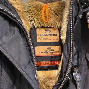 Parajumper strl S - Äkta parajumper strl S. Nästintill oanvänd.