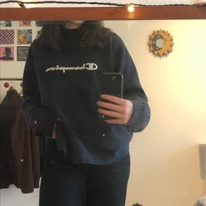 Mörkblå/svart Champion sweatshirt, den är storlek L i barnstosrek men sitter som en XS/S. Kan skicka fler bilder om intresserad 😋😋