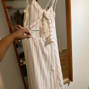 Randig sommarklänning med knyt-bh och slits från Missguided  - Aldrig använd. Rekommenderas till mindre bröst än E-kupa!