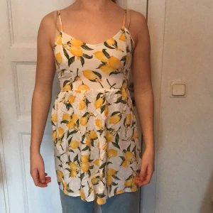 Söt citron klänning strlk 34 - Begagnat skick men ändå bra 