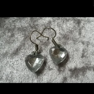 Örhängen med hjärthänge - Örhängen med små hjärthängen. Supersöta, lite slitna men inte störande. Priser är nedsatt pga det.