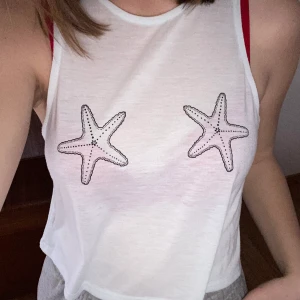 Croptop - Super gullig och skön croptop från H&M. Jag står för frakten! OBS köper du 3 kläder (50kr) betalar du endast för 100kr plus jag står för frakten😊😍❤️