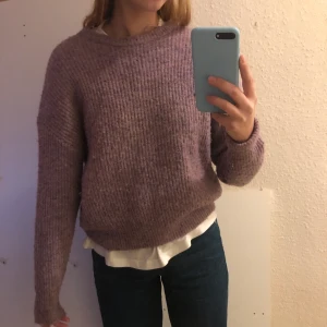 Lika stickad tröja - En lila stickad tröja från Bikbok. Sparsamt använd. Storlek XS. 