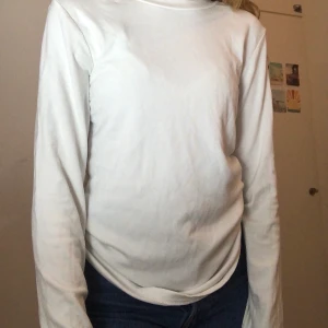 Vit tröja strl s - Vit tröja från bikbok i storlek S, sällan använd och i bra skick. Köparen står för frakten🤍