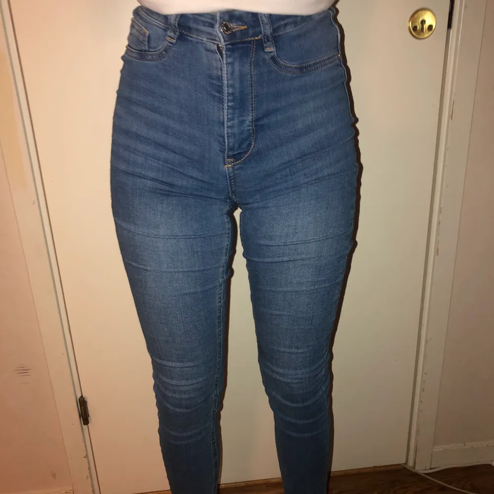Blåa skinny jeans i modellen Molly från Gina, storlek S. Nästan helt oanvända. Säljes för 180 kr, gratis frakt.. Jeans & Byxor.