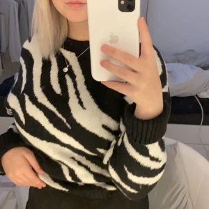 Zebra tröja - En mysig tröja, använd väldigt få gånger så den är i nyskick, den hade axelkuddar men har klippt bort det och det är som en vanlig tröja, är i storlek xs men skulle defenetivt passat xs-m eftersom de är stretch och beror på hur man vill att den ska sitta! hör av er vid intresse, köptes för 399kr 🥰