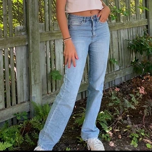 Trendiga jeans - Asnajs raka/flare jeans i perfekta ljusblå färgen 💙 jag är 1.65 och ni ser på bilden hur de sitter på mig! Orginalpris 500 kr, buda från 200!