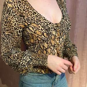 En leopard blus med knappar framtill, från HM, storlek 34. Använd få tal gånger. Pris: 50kr +frakt