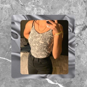 Linne - Ett linne med fina mönstren på! Storlek 34 XS/S , frakt kostnad 45kr 